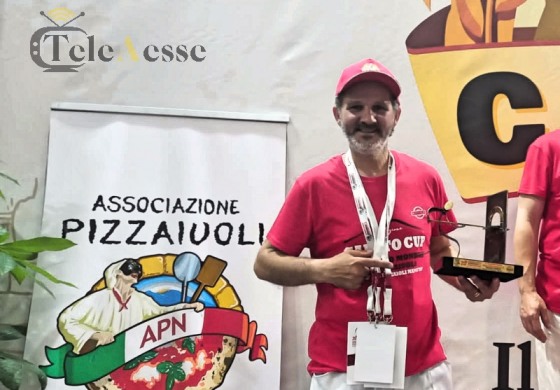 Salvatore Iorio e la sua "Pizza Scudetto" dopo il secondo posto al Campionato mondiale Trofeo Caputo 2023