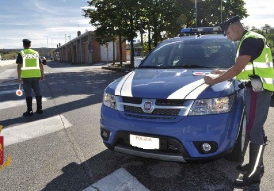 Guida sotto l'effetto di stupefacenti, patente ritirata e denunciato dalla Polizia