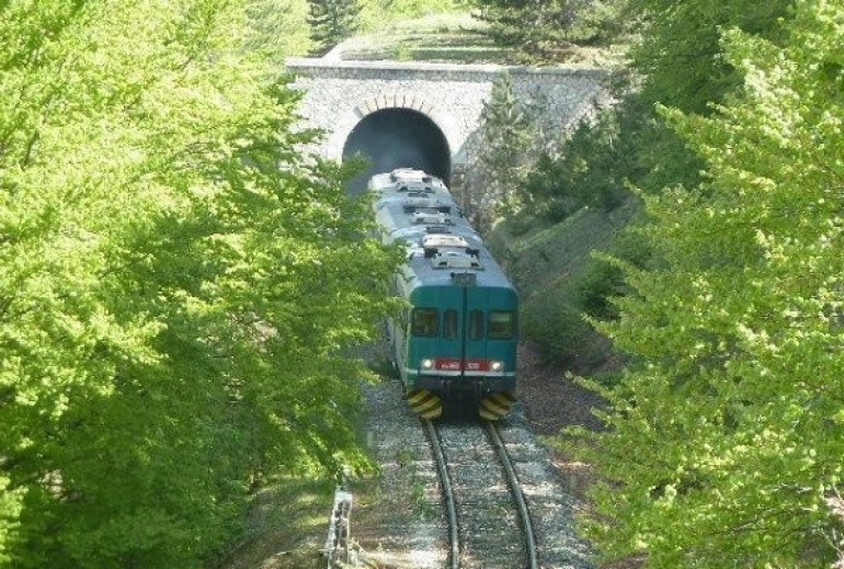 Treni di primavera sulla Transiberiana d’Italia, la Ferrovia dei Parchi apre le prenotazioni